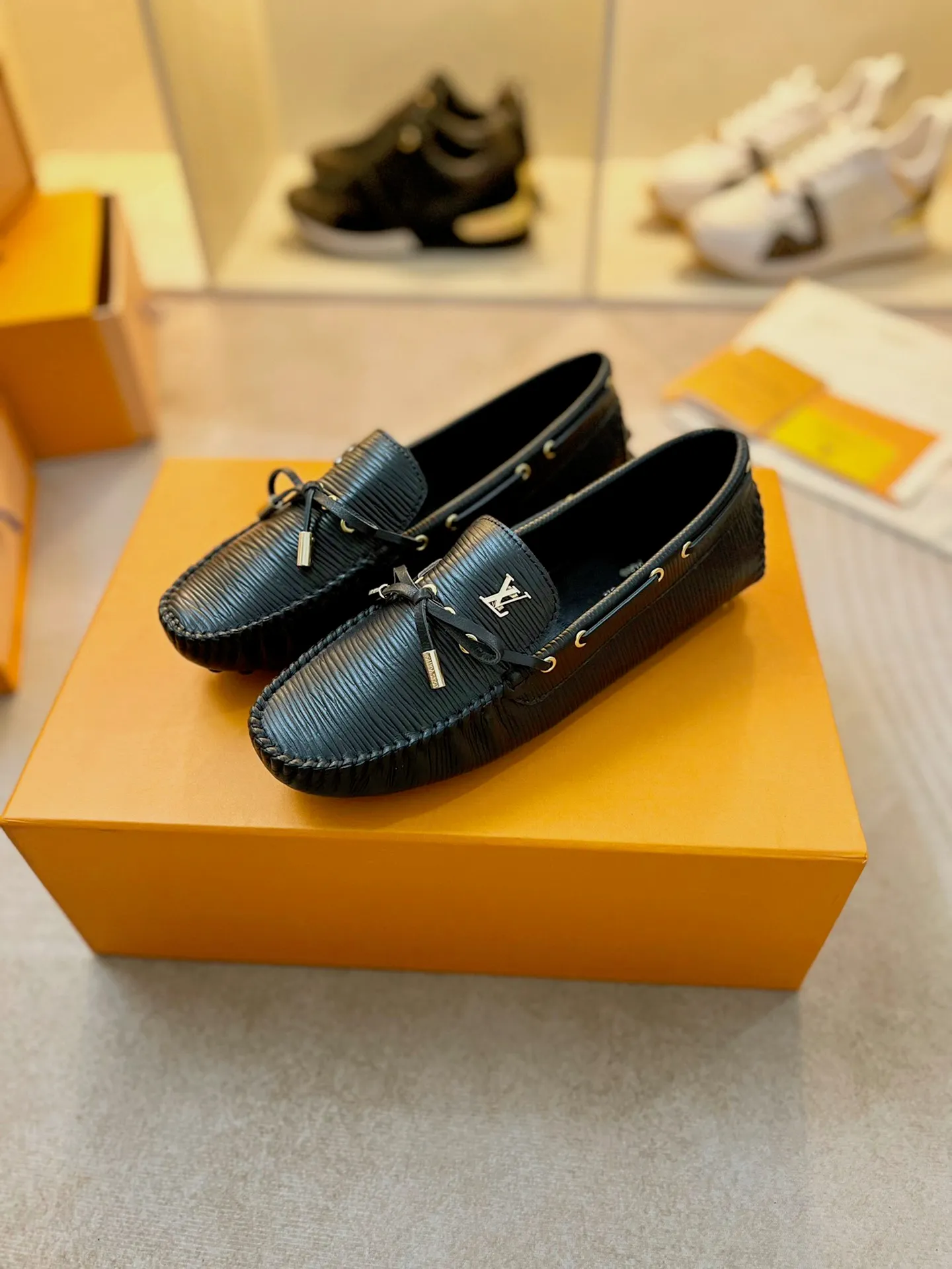 p460💰Couple model❤️🇫🇷 𝙇𝙤𝙪𝙞𝙨 𝙑𝙪𝙞𝙩𝙩𝙤𝙣 🇫🇷Louis Vuitton 2023 Classic𝓛𝓿 𝓣𝓻𝓪𝓲𝓷𝓮𝓻 Sports Series ➪➪➪¯ [Arizona Doudou Shoes Series] ▪️▪️▪️Arizona slip-on shoes are made of Monogram Eclipse canvas. Its hand-painted and dyed edges and hand-sewn uppers fully demonstrate Louis Vuitton's traditional shoemaking craftsmanship. This slip-on shoe is very lightweight. The integrated tongue and upper make it particularly comfortable and flexible. The soft outsole is equipped with rubber padding. Decorated with matching sash. Detailed features: ☑️Monogram Eclipse canvas ☑️Black Eclipse pattern ☑️Hand-painted shoe edges ☑️Hand-sewn uppers (each pair takes time to process) ☑️Integrated tongue and upper construction ☑️Outsole equipped with rubber lining ☑️size: 35_46